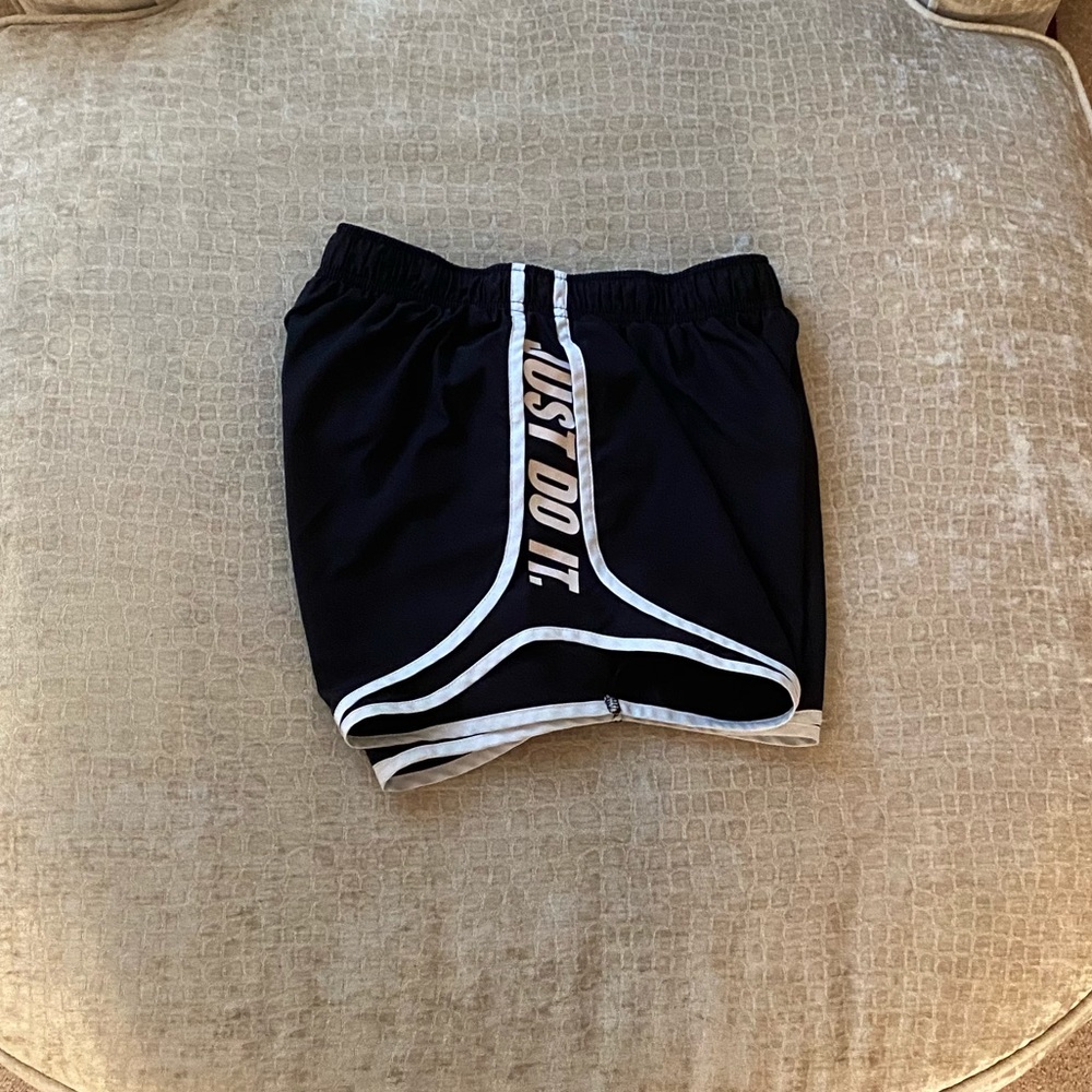 Nike Dri Fit 4” lined shorts - Picture 3 of 5